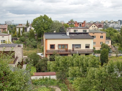 Zadbane, potencjał na 3 mieszkania, garaże 3 auta.