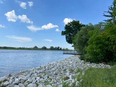 Urokliwy dom nad rzeką