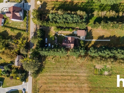 Klasyczny dom na wsi z terenem zielonym, stawem dziką przyrodą