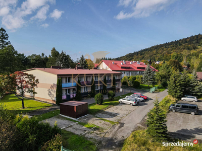 Własność hotelarska z panoramą jeziora Klimkówka