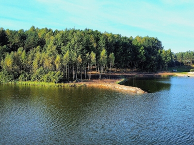 Piękna działka nad jeziorem z linią brzegową