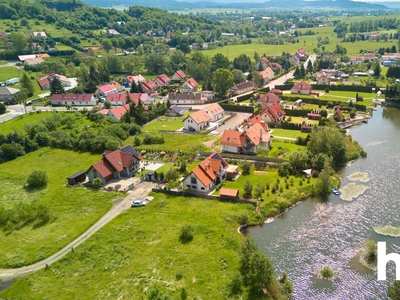 NOWOCZESNY DOM POŁOŻONY NAD STAWEM