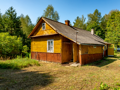 Siedlisko z drewnianym domem w Augustynce.