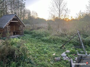 Działka z linią brzegową rzeczki i wydanymi WZ