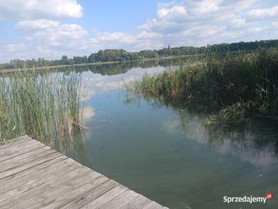 Działka nad jeziorem z linią brzegową, zabudowana