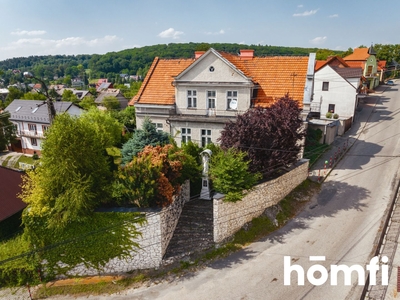 Dom wolnostojący z garażem oraz ogrodem