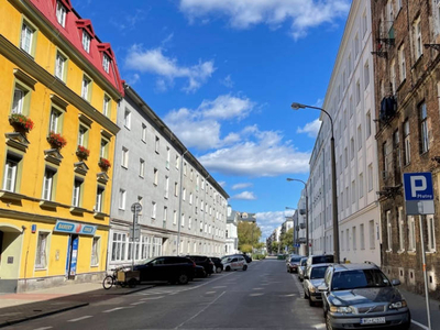 Kawalerka z antresolą i osobną kuchnią obok metra