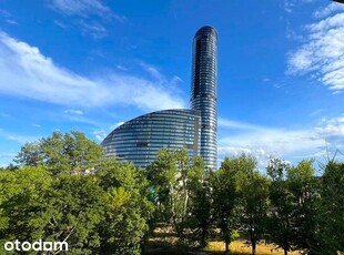 Wysoki parter w niskim bloku obok Sky Tower