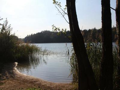 Wypoczynek nad jeziorem w pieknym, cichym miejscu
