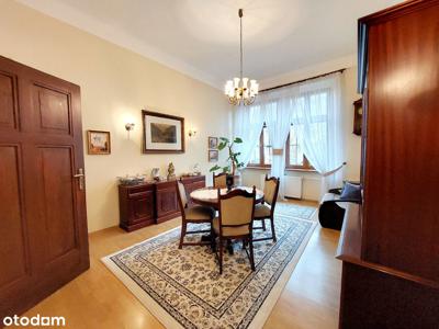 Apartament w stanie deweloperskim w pałacu.