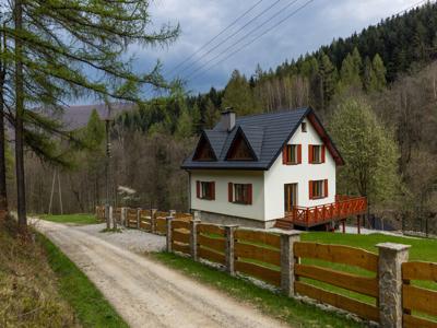 Urokliwy dom w pięknym zacisznym miejscu | Rzyki