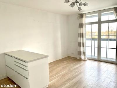 Apartamentowiec z własnym centrum handlowym.