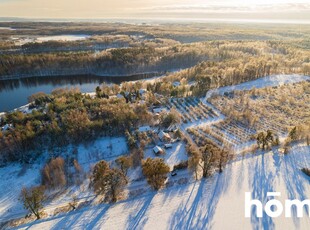 Działka nad jeziorem z domkiem i altaną grillową