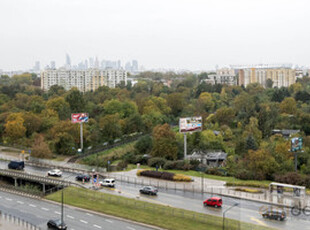 Kawalerka na start, panorama Warszawy